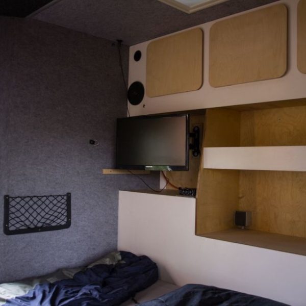 Teardrop MT2_Innen_Blick Richtung Fernseher