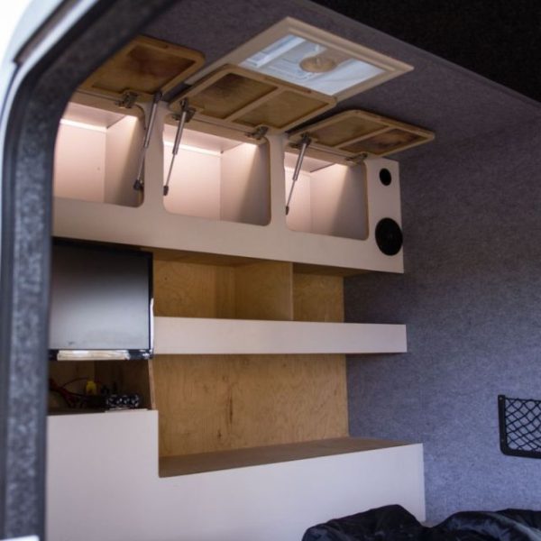 Teardrop MT2_Innen_Staufächer mit Licht