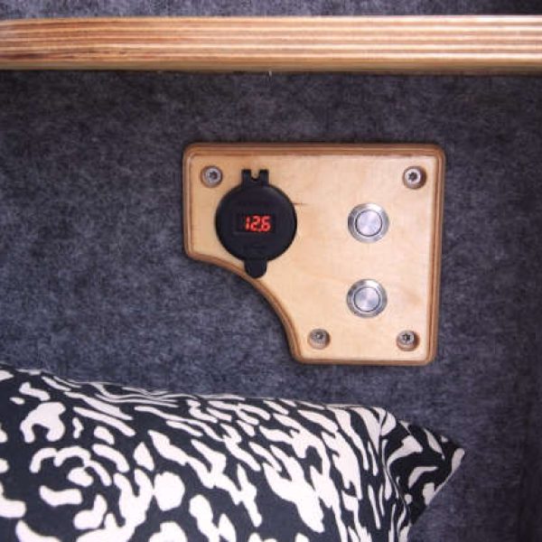 Teardrop Wohnwagen TM1,Schlafraum, Nahaufnahme Lichtschalter und USB-Steckdosen