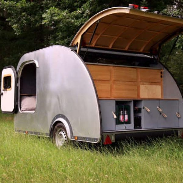 Teardrop Wohnwagen TM1, von hinten_links, Tür und Heckklappe