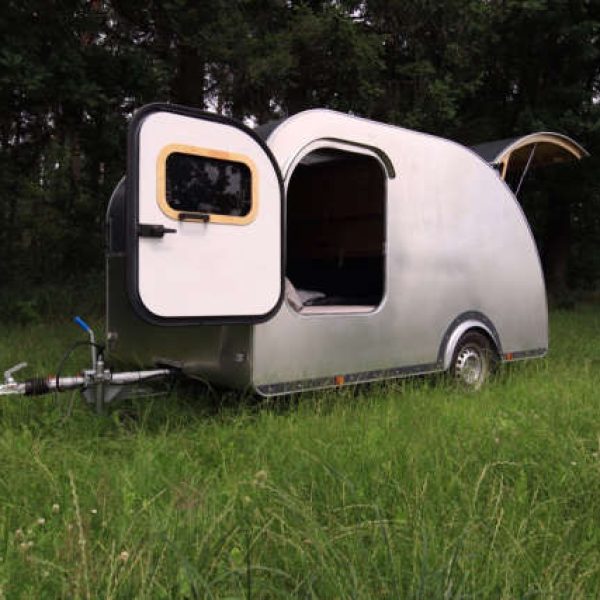 Teardrop Wohnwagen TM1, von vorn_links, Tür und Heckklappe