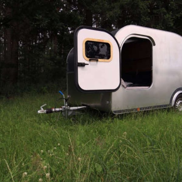 Teardrop Wohnwagen TM1, von vorn_links, Tür offen,im Wald
