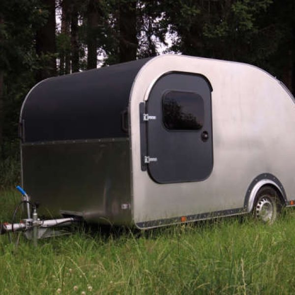 Teardrop Wohnwagen TM1, von vorn_links, im Wald