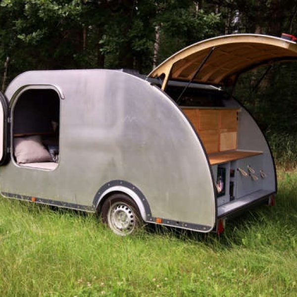 Teardrop Wohnwagen TM1, von links, Tür und Heckklappe offen