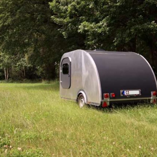 Teardrop Wohnwagen TM1, von hinten_links, im Wald