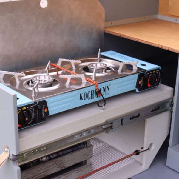 Teardrop Wohnwagen TM1, Auszug Kocher offen, Windschutz