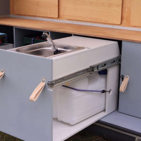 Teardrop Wohnwagen TM1, Auszug Kocher offen, Windschutz