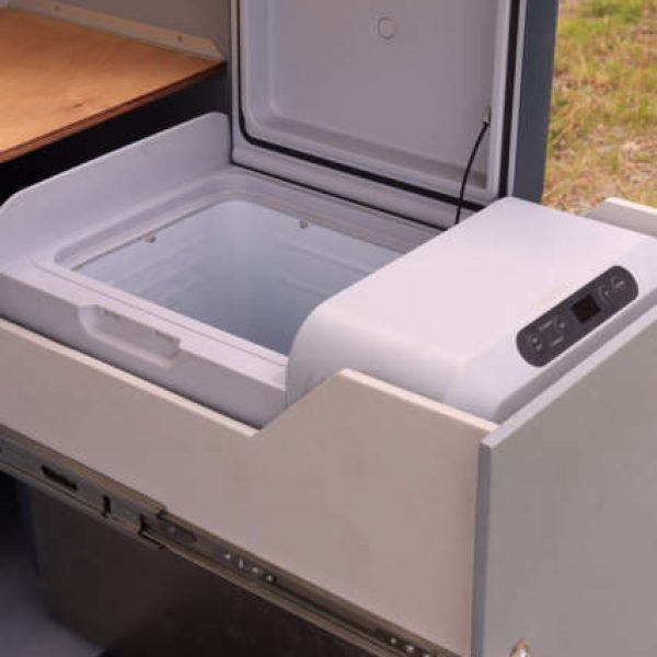 Teardrop Wohnwagen TM1, Auszug Kühlbox offen